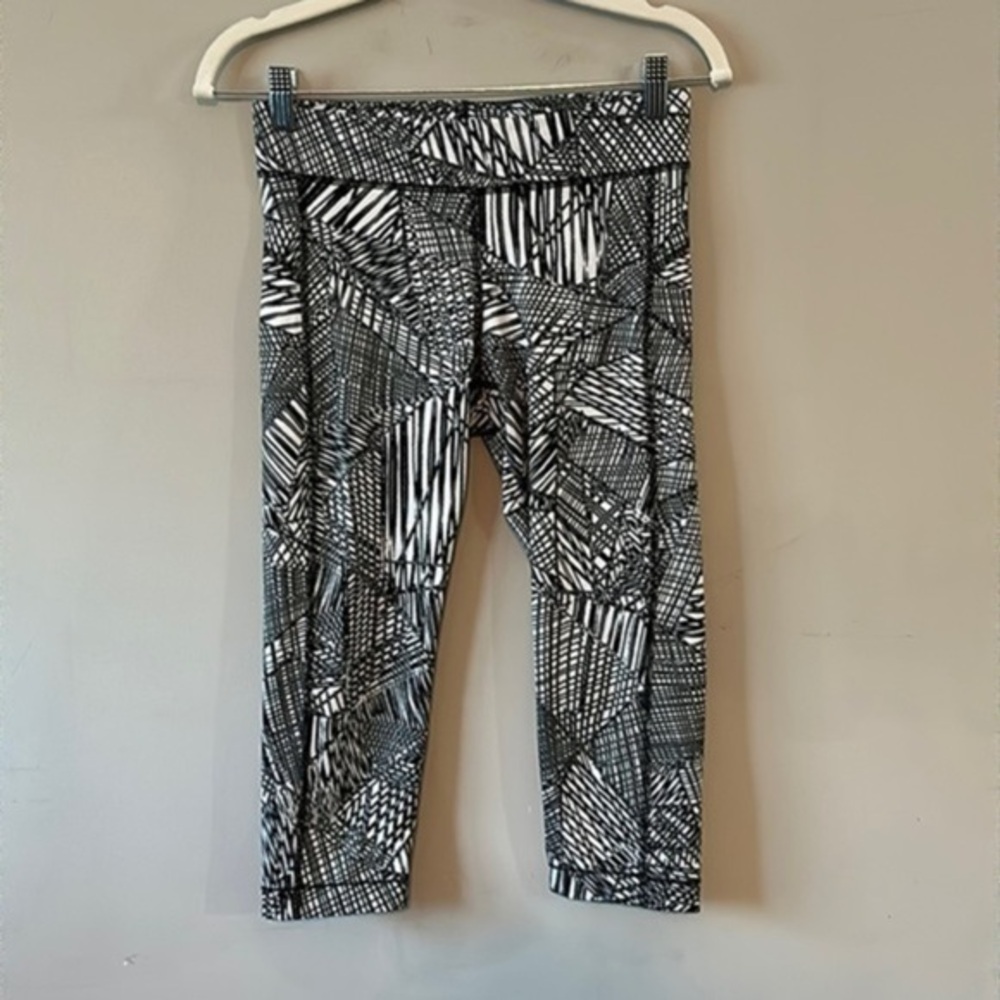🔴Under Armour // Black, White Print Capri Leggings small